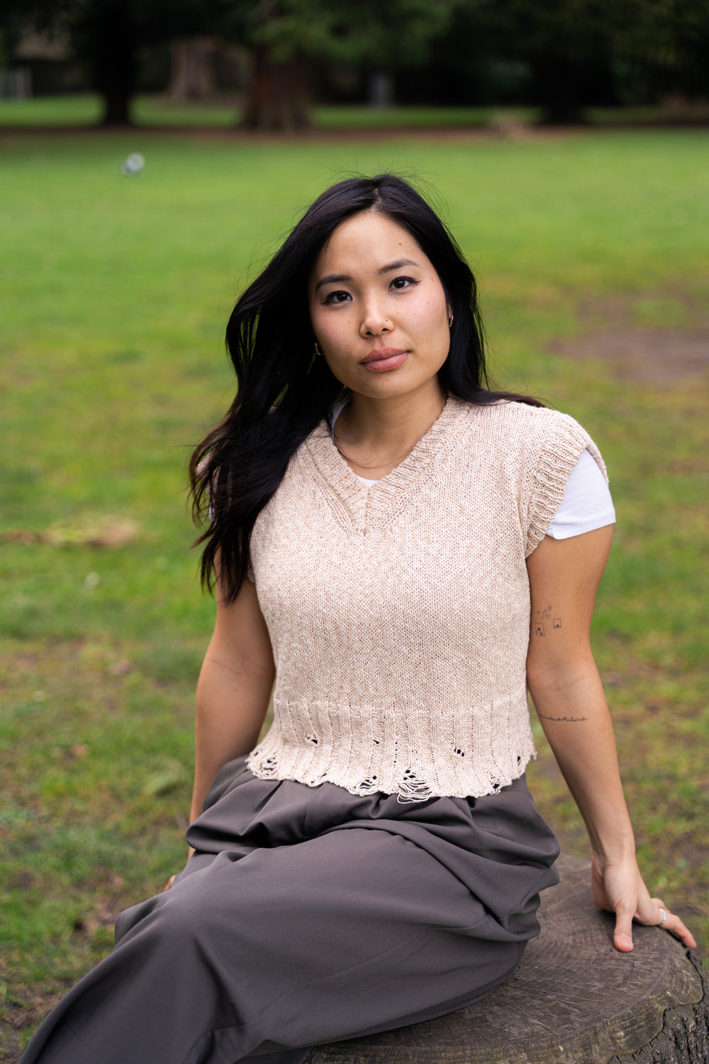 Distressed V-neck vest- Beige